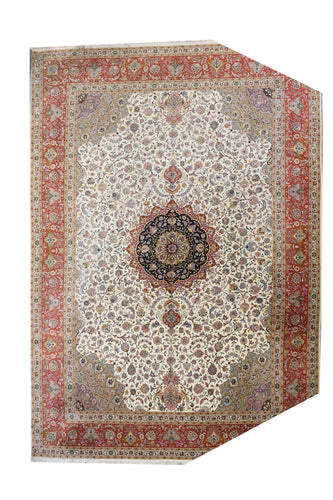 Fine Persian  Tabriz Rug Size: 11'4